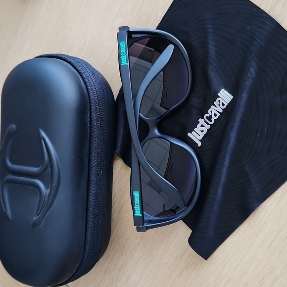 Just Cavalli Sunglasses - Picture 3 of 5